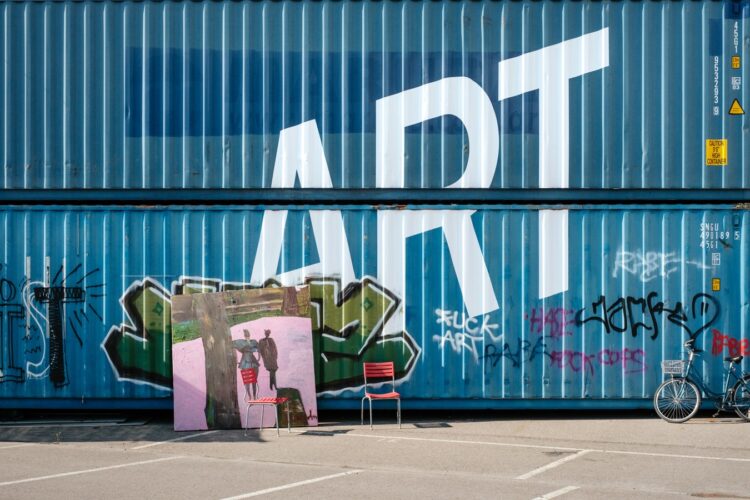 photo 1504871897786 1c3621e99af7